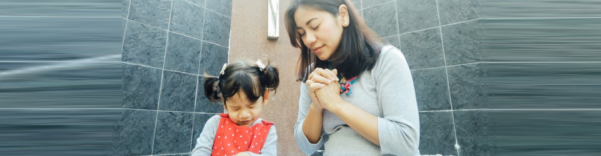 mother and her daughter praying